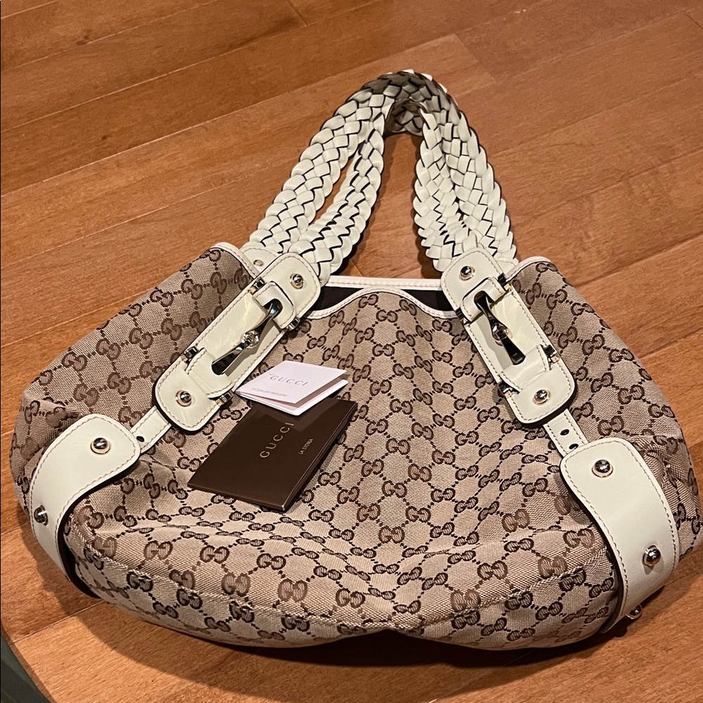 Gucci Beige and Cream Shoulder Bag
